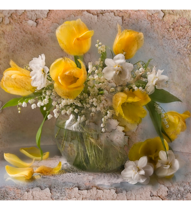 Желтые тюльпаны в вазе