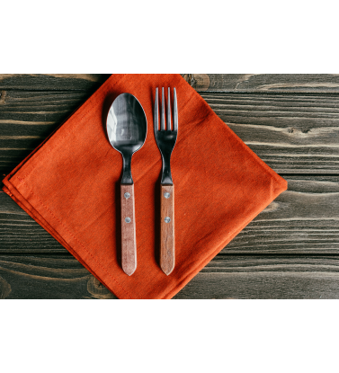 Вилка и ложка на оранжевой салфетке