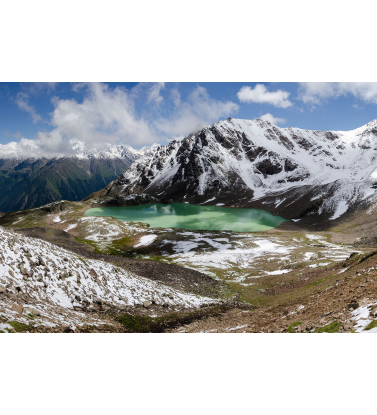 Снежные горы и озеро