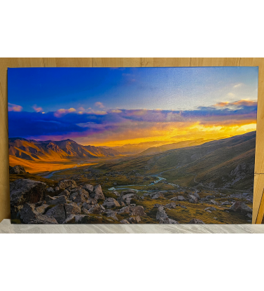 Горный пейзаж с рекой и камнями Горный пейзаж с рекой и камнями