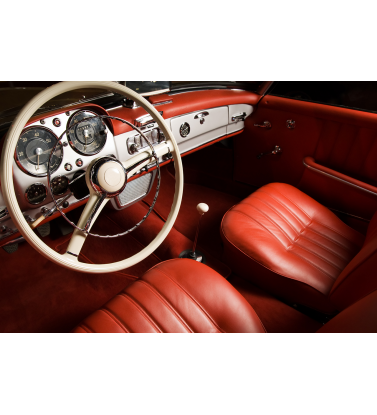 Красные сидения и руль