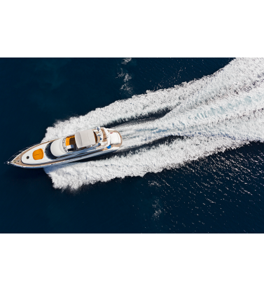 Яхта на водной глади